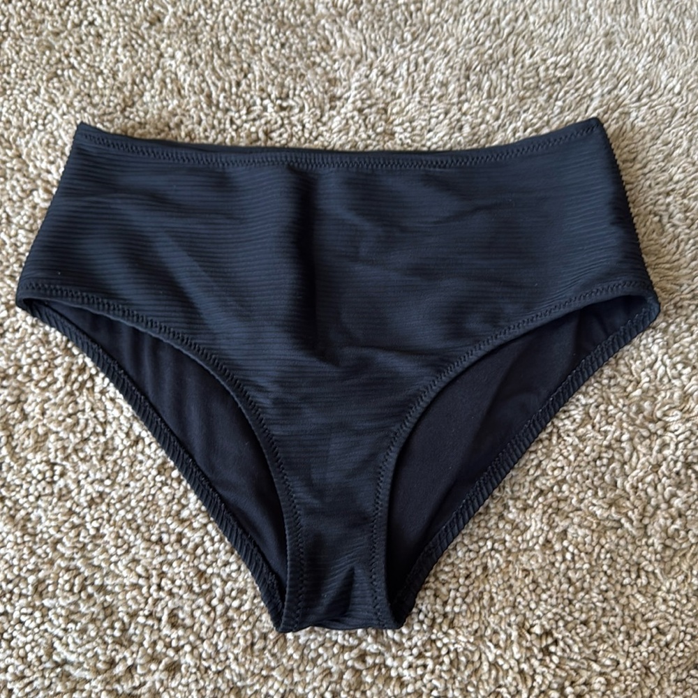 Old Navy ribbed swim bottoms.🖤